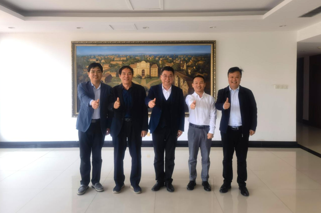 校長(zhǎng)趙同謙與東莞校友會(huì)、廣東校友會(huì)負(fù)責(zé)人座談交流